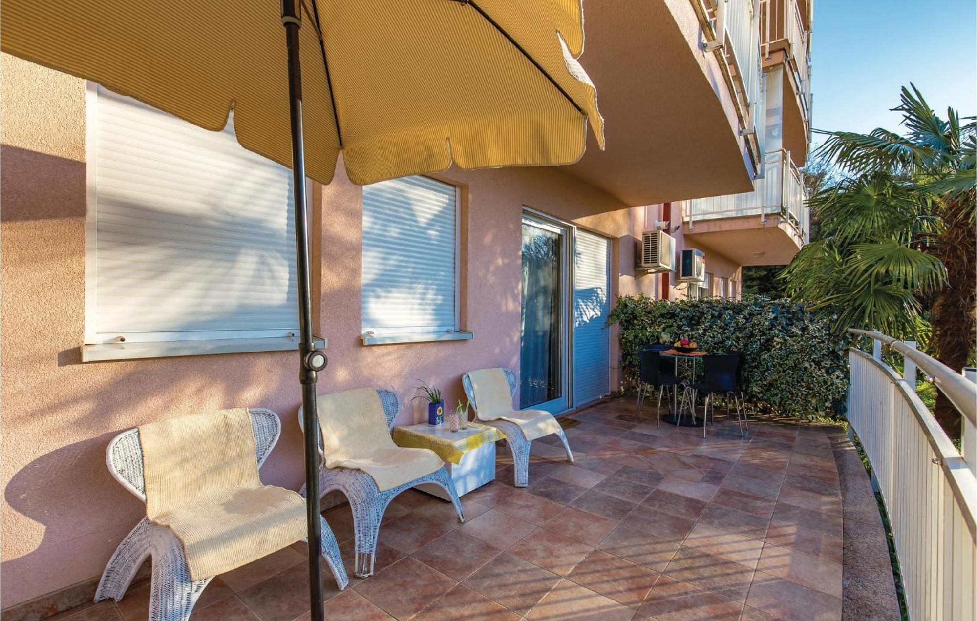 1 Bedroom Amazing Apartment In Fiume Esterno foto